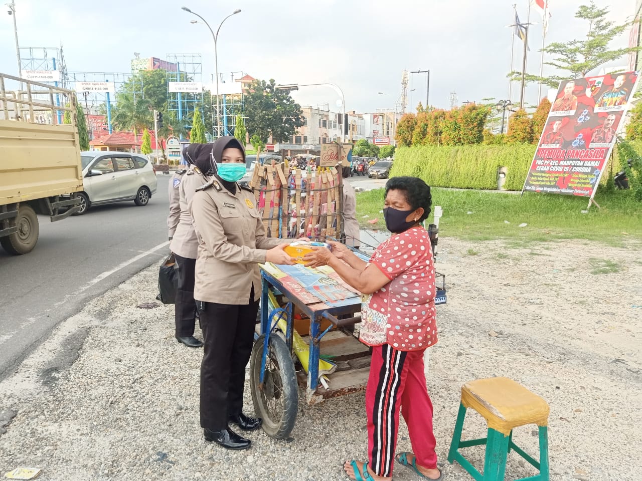 Turun Ke Jalan,  Polresta Pekanbaru Bagikan Makanan Untuk Berbuka Puasa.